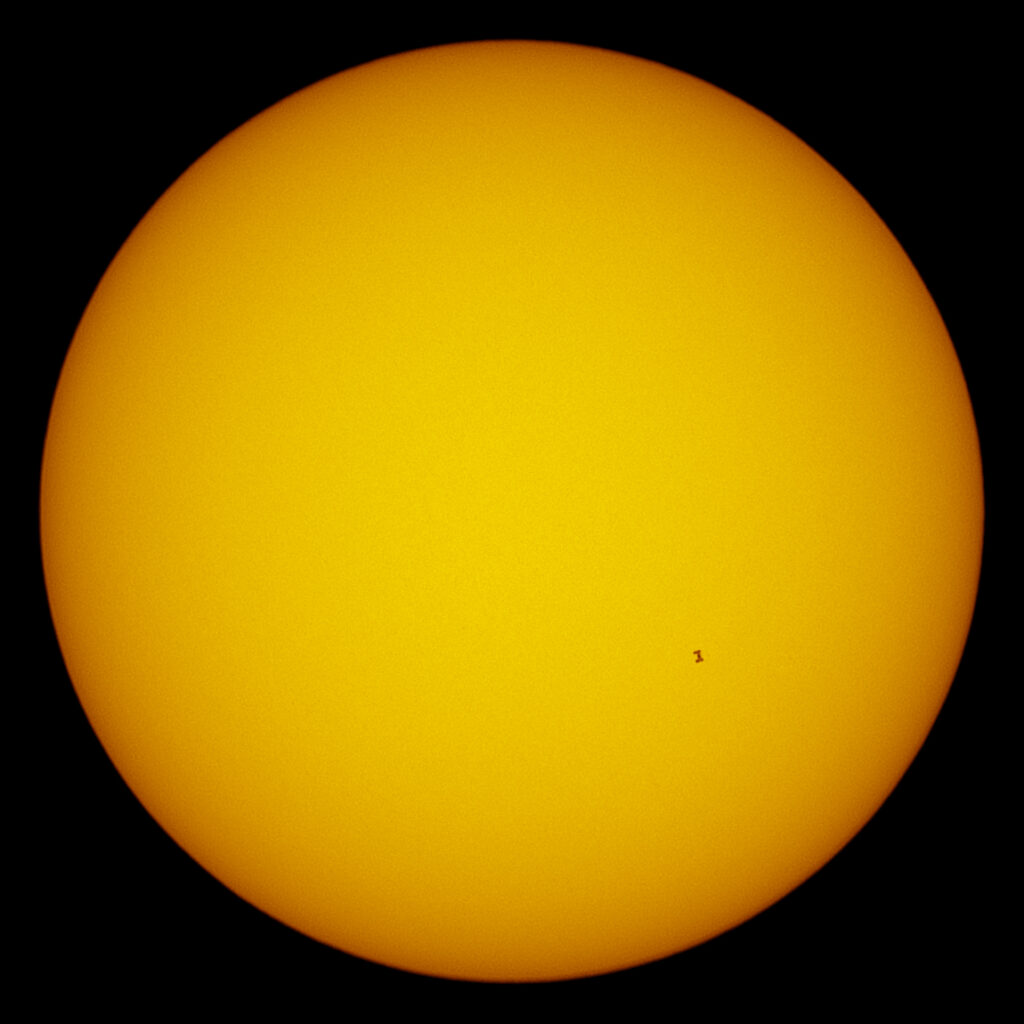 ISS in Transito su un Sole Vuoto
